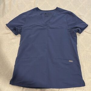 Figs Women's Casama scrub top in Big Sky Blue size Small